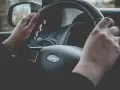 Dłonie trzymające kierownicę samochodu Ford.