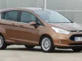 Brązowy Ford B-Max z polskimi tablicami WE 490EK zaparkowany na zewnątrz.