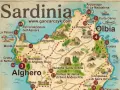 Mapa Sardynii z zaznaczonymi atrakcjami: Alghero, Olbia, Porto Cervo, plaże, nuragi. Co zobaczyć na Sardynii?