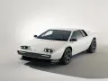 Biały Lotus Esprit z lat 80. z charakterystycznymi podnoszonymi światłami i sportowymi felgami.
