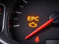 Pomarańczowa kontrolka EPC świeci się na desce rozdzielczej, sygnalizując problem z silnikiem.