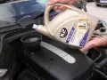 Wlewanie oleju K2 10W-40 do silnika Mercedesa. Sprawdzamy, ile oleju do silnika potrzeba.