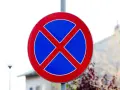 Czy widoczny znak zakazu dotyczy tylko chodnika czy też jezdni?