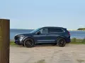 Nowa Honda CRV w ciemnoniebieskim kolorze zaparkowana przy wodzie.