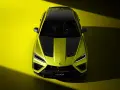 Jaskrawozielony Lambo Urus z czarnymi pasami na masce i dachu, prezentowany z lotu ptaka na żółtym tle.