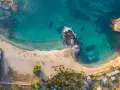 Idealne miejsce, gdzie na wakacje w listopadzie: piaszczysta plaża, turkusowa woda i palmy. Idealne miejsce na relaks.