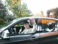 Chłopak z kluczykami w ręku, zadowolony z nowego samochodu. Kategoria B1.