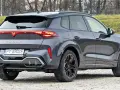 Ciemnoszary Cupra Terramar z charakterystycznymi światłami LED i felgami. Sprawdź, jaka jest cupra terramar cena.