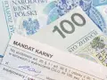 Mandat karny i banknot 100 zł. Dowiedz się, jak zapłacić mandat, gdy otrzymasz wezwanie.