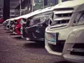 Rząd lśniących Mercedesów, idealnych na auto na abonament. Czekają na Ciebie, byś mógł cieszyć się jazdą bez zmartwień.