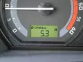 Na wyświetlaczu samochodu widać średnie spalanie paliwa: 5.3 l/100 km.
