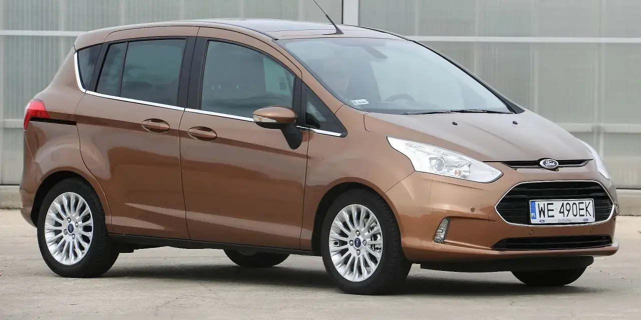 Brązowy Ford B-Max z polskimi tablicami WE 490EK zaparkowany na zewnątrz.