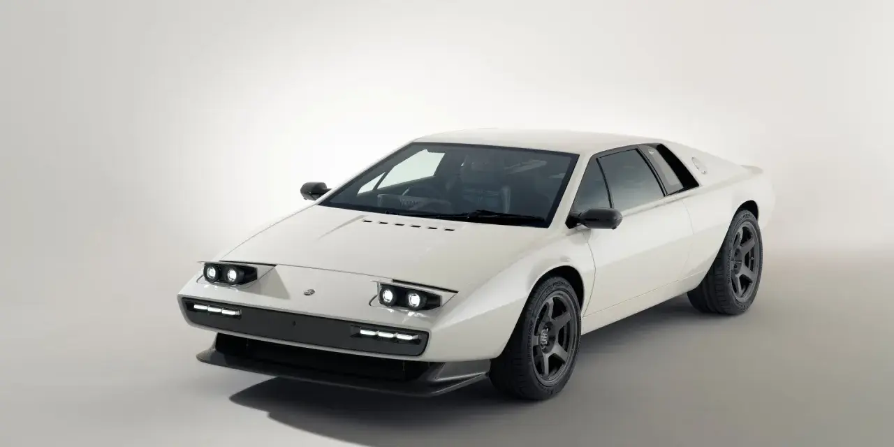 Biały Lotus Esprit z lat 80. z charakterystycznymi podnoszonymi światłami i sportowymi felgami.