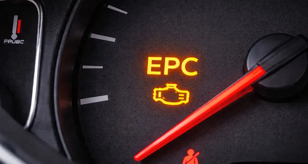 Pomarańczowa kontrolka EPC świeci się na desce rozdzielczej, sygnalizując problem z silnikiem.