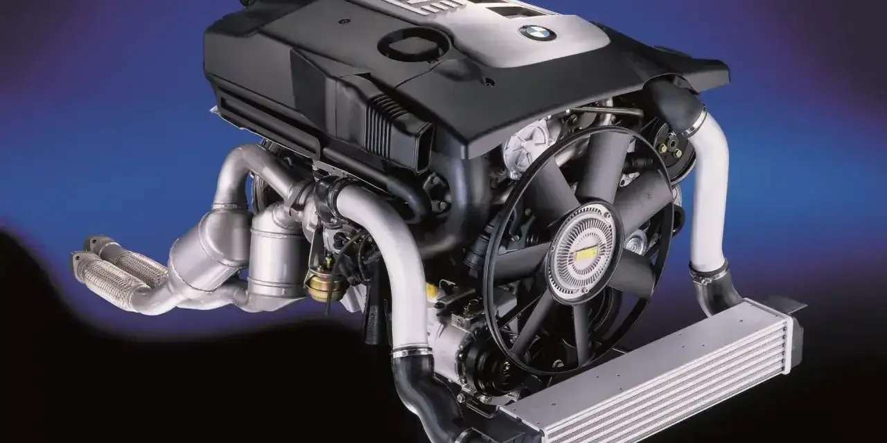 Silnik BMW M57 z turbosprężarką i intercoolerem, gotowy do montażu.