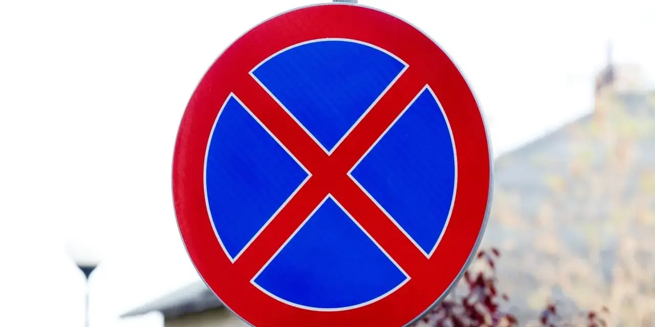 Czy widoczny znak zakazu dotyczy tylko chodnika czy też jezdni?