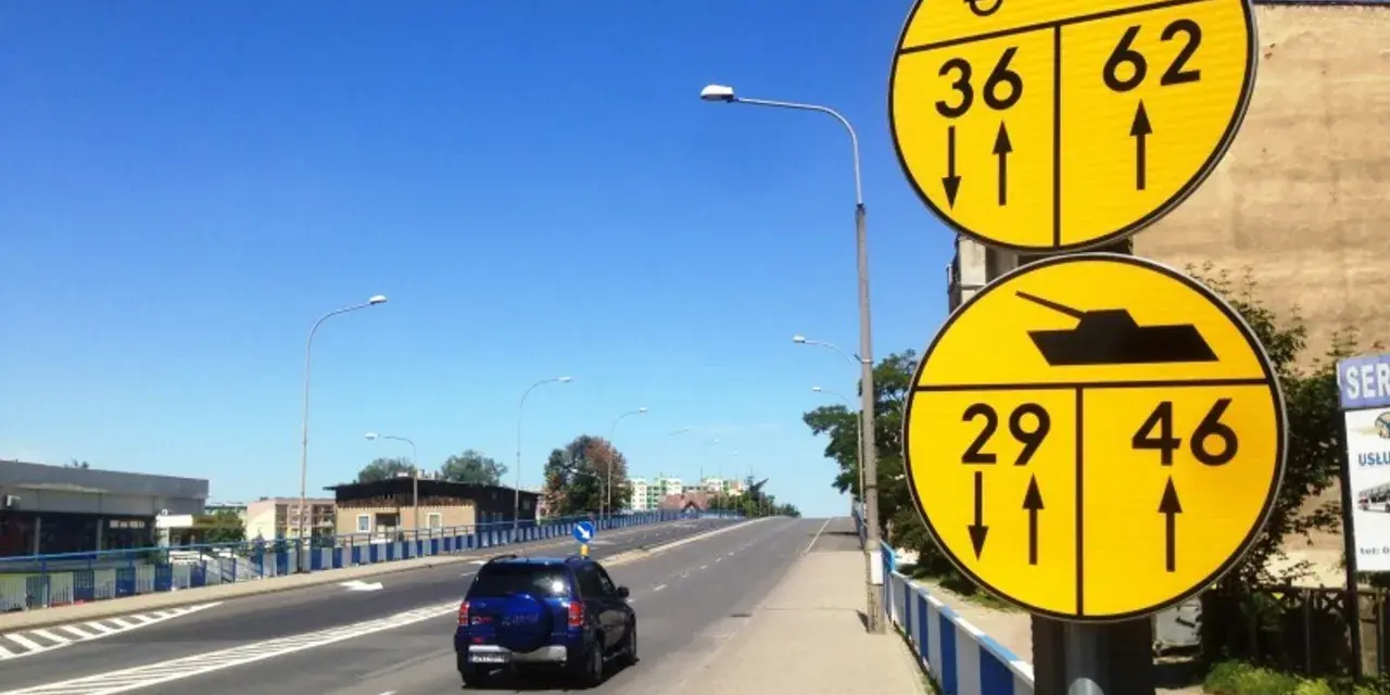 Nowe znaki drogowe informują o dopuszczalnej masie całkowitej pojazdów. Jeden znak pokazuje 36 i 62 tony, drugi 29 i 46 ton, a także symbol czołgu.