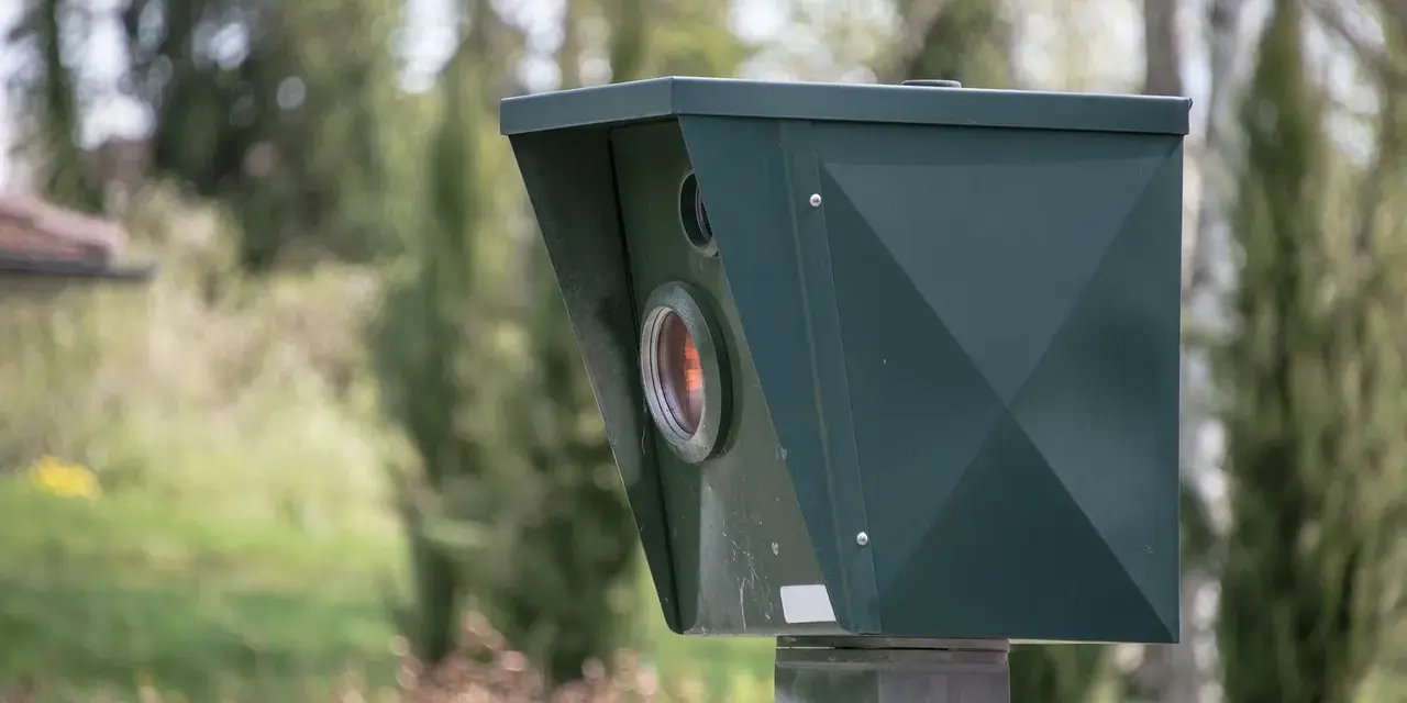 Fotoradar czeka na kierowców. Zastanawiasz się, po jakim czasie przychodzi mandat z fotoradaru? Czas oczekiwania bywa różny.
