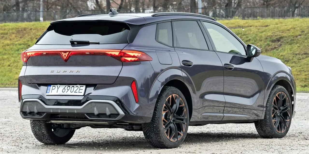 Ciemnoszary Cupra Terramar z charakterystycznymi światłami LED i felgami. Sprawdź, jaka jest cupra terramar cena.