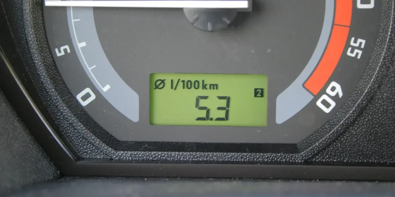 Na wyświetlaczu samochodu widać średnie spalanie paliwa: 5.3 l/100 km.