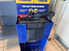 Torba w sizerze na lotnisku. Sprawdź, ile wcześnie być na lotnisku, by uniknąć problemów z bagażem.