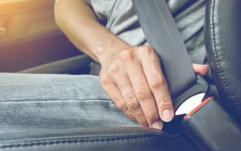 Jak zbudowany jest pas bezpieczeństwa i dlaczego jest tak ważny?