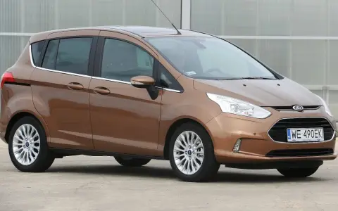 Brązowy Ford B-Max z polskimi tablicami WE 490EK zaparkowany na zewnątrz.