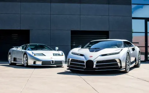Dwa srebrne Bugatti: klasyczne EB110 i nowoczesne Centodieci, stojące obok siebie.
