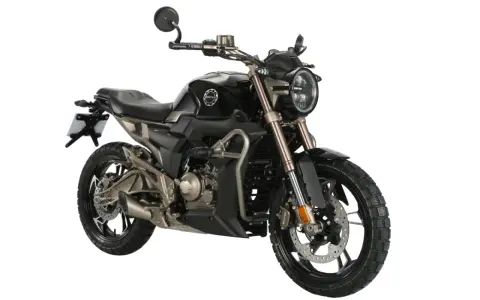 Czarny motocykl Zontes z brązowymi elementami, idealny jako pierwszy motor na kat B.