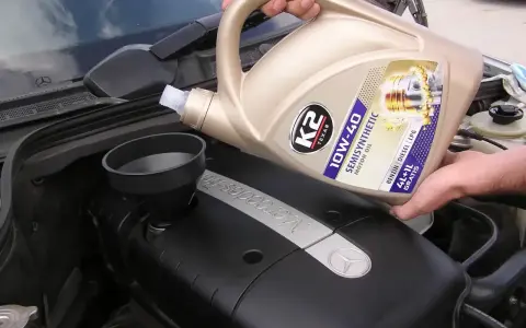 Wlewanie oleju K2 10W-40 do silnika Mercedesa. Sprawdzamy, ile oleju do silnika potrzeba.