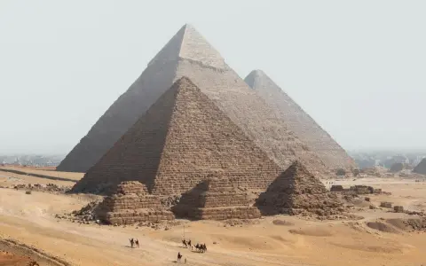 Piramide w Gizie z karawaną wielbłądów na pustyni.