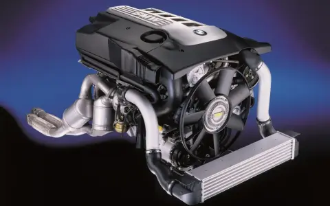 Silnik BMW M57 z turbosprężarką i intercoolerem, gotowy do montażu.