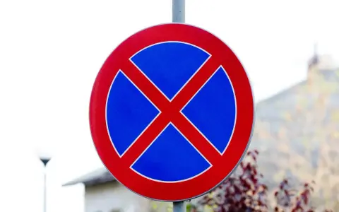 Czy widoczny znak zakazu dotyczy tylko chodnika czy też jezdni?