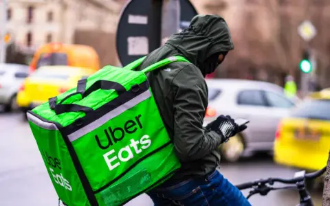 Ile zarabia kierowca Uber Eats? Zaskakujące fakty o dochodach