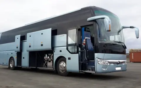 Ile autokar bierze za kilometr? Poznaj ukryte koszty wynajmu