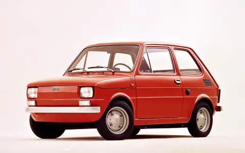 Czerwony polski fiat 126p, ikona motoryzacji, prezentuje się na białym tle.