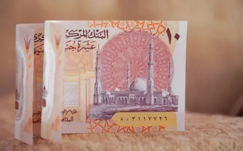 Egipskie funty, a nie dolary, są walutą w Egipcie. Na banknocie widoczny jest meczet.