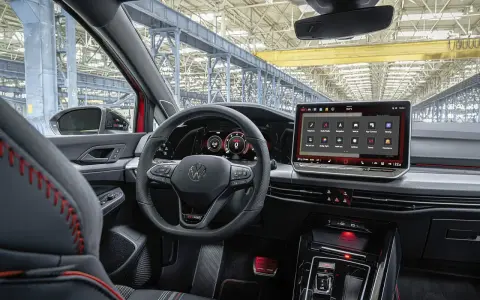 Wnętrze samochodu Volkswagen Golf z dużym ekranem dotykowym i cyfrowymi zegarami.
