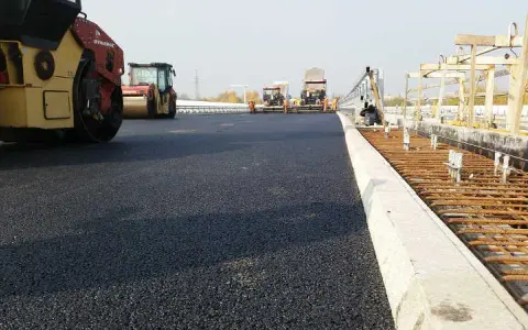 Ile schnie asfalt na gorąco? Poznaj kluczowe czynniki wpływające na czas schnięcia