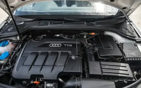 Pod maską Audi widać silnik 2.0 TDI.