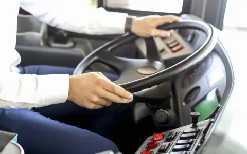 Czy kierowca autobusu może sprawdzać bilety? Oto co musisz wiedzieć