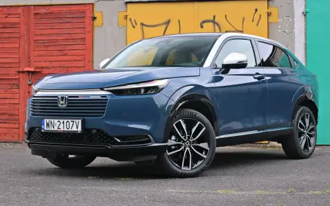 Niebieski Honda HR-V prezentuje swoje stylowe linie i kompaktowe honda hrv wymiary, idealne do miasta.