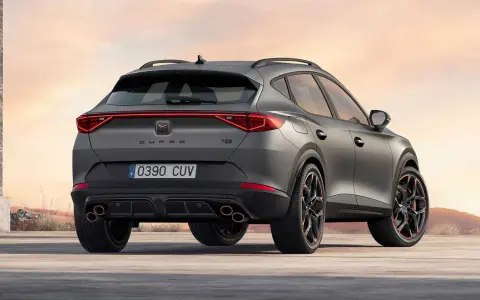 Tył sportowego SUV-a Cupra Formentor VZ5 w matowym szarym kolorze, z czterema końcówkami wydechu i charakterystycznymi światłami.