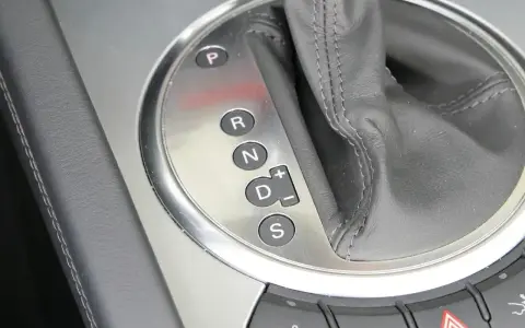 Zbliżenie na dźwignię zmiany biegów automatycznych z oznaczeniami P, R, N, D, S.