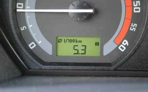 Na wyświetlaczu samochodu widać średnie spalanie paliwa: 5.3 l/100 km.