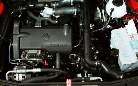 Silnik TDI 1.9 Volkswagena z widocznym akumulatorem i elementami układu dolotowego.