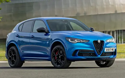 Niebieski Alfa Romeo Stelvio Quadrifoglio z czarnymi felgami, przodem do widza.
