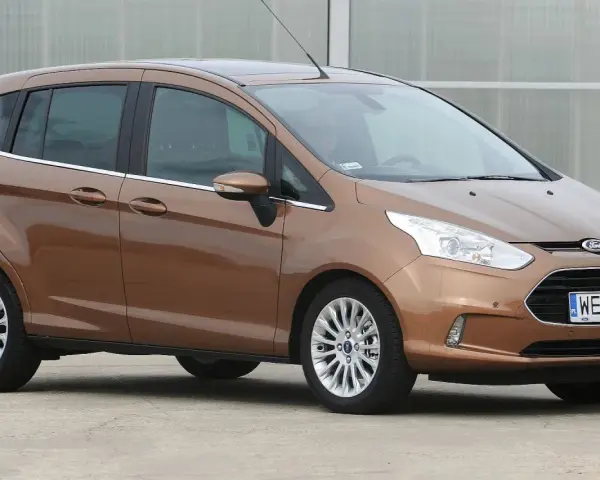 Brązowy Ford B-Max z polskimi tablicami WE 490EK zaparkowany na zewnątrz.