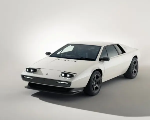 Biały Lotus Esprit z lat 80. z charakterystycznymi podnoszonymi światłami i sportowymi felgami.