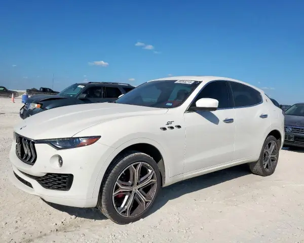 Biały Maserati Levante GT na placu. Sprawdź aktualną maserati levante cena i dostępność.